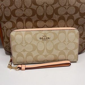 Coach Long Zip Around Wallet In Signature Canvas
IM/Light Khaki/Faded Blush